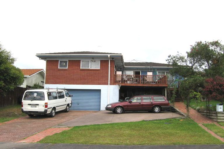 Photo of property in 14 Foyle Place, Glendene, Auckland, 0602