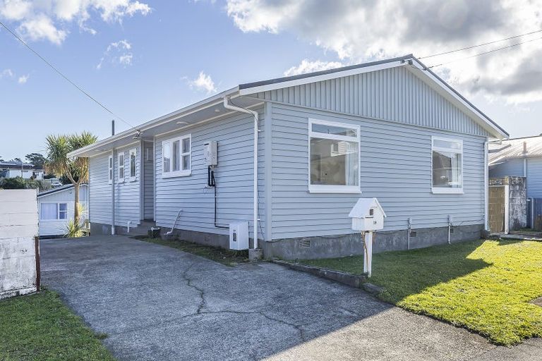 Photo of property in 19 Oswald Crescent, Paparangi, Wellington, 6037