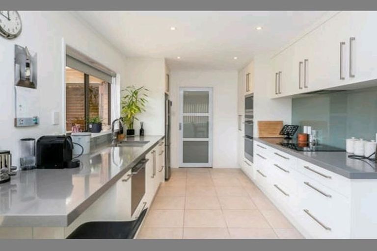 Photo of property in 28 Jillteresa Crescent, Half Moon Bay, Auckland, 2012
