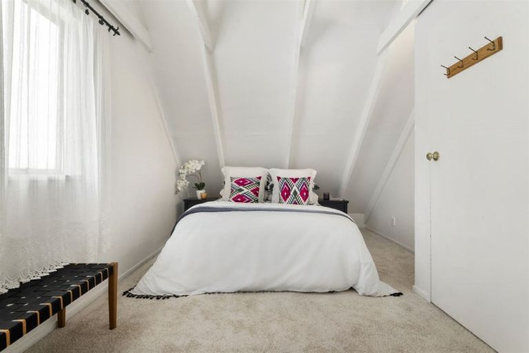 Photo of property in 2/1 Mulberry Place, Glenfield, Auckland, 0629