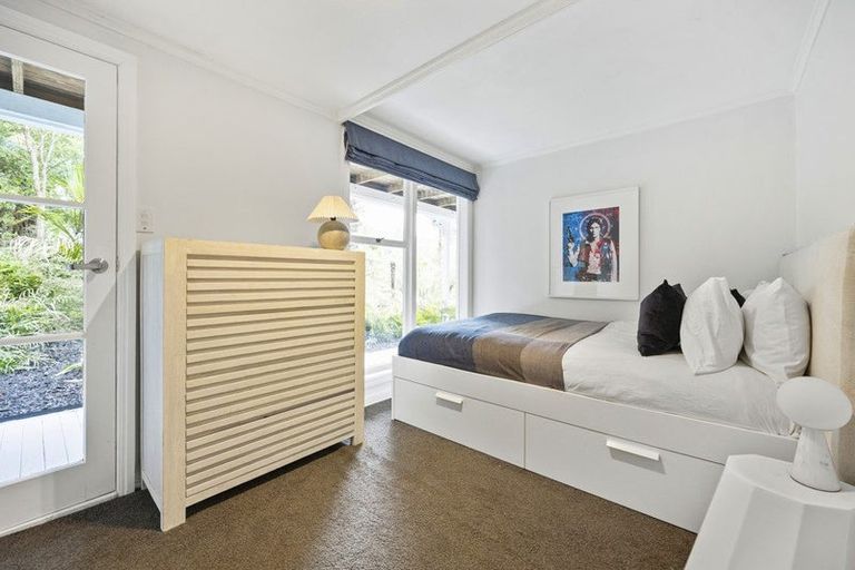 Photo of property in 1-9 Deirdre Place, Titirangi, Auckland, 0604