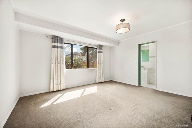 Photo of property in 2/878 East Coast Road, Northcross, Auckland, 0630