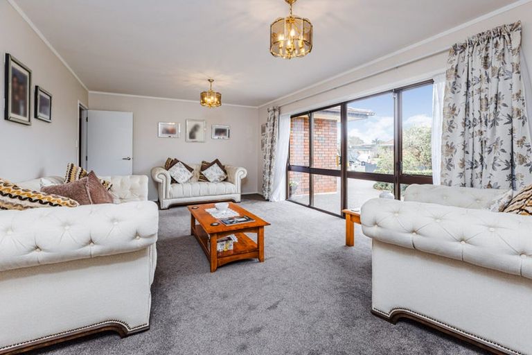 Photo of property in 10 Elrita Place, Conifer Grove, Takanini, 2112