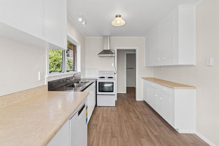 Photo of property in 27 View Road, Henderson, Auckland, 0612