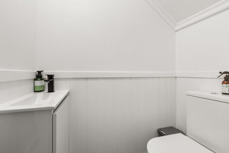 Photo of property in 46 Seaview Road, Marfell, New Plymouth, 4310