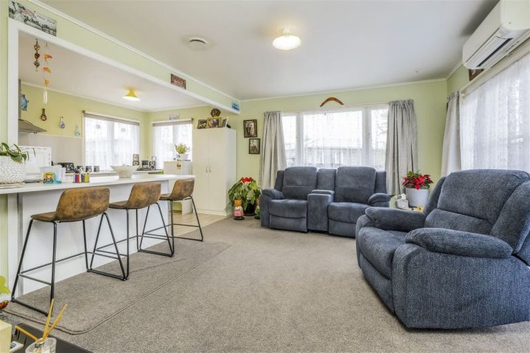 Photo of property in 12 Kerry Place, Papakura, 2110
