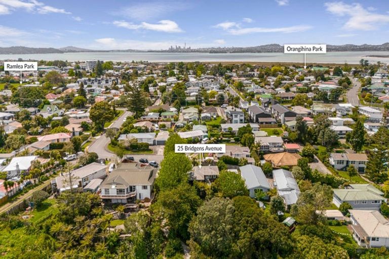 Photo of property in 25 Bridgens Avenue, Te Atatu Peninsula, Auckland, 0610