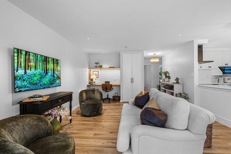 Photo of property in Regent Courts, 2/75 Gloucester Street, Christchurch Central, Christchurch, 8013