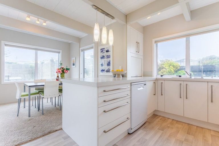 Photo of property in 115 Field Way, Waikanae Beach, Waikanae, 5036