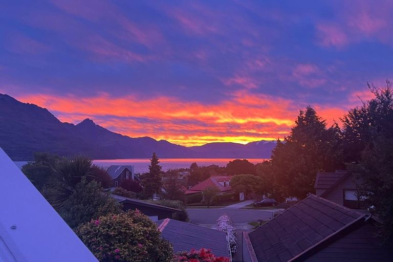 Photo of property in 5 Cedar Drive, Kelvin Heights, Queenstown, 9300