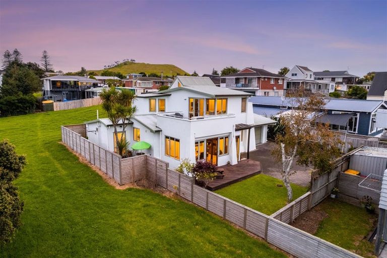 Photo of property in 1/37 Kiwi Esplanade, Mangere Bridge, Auckland, 2022