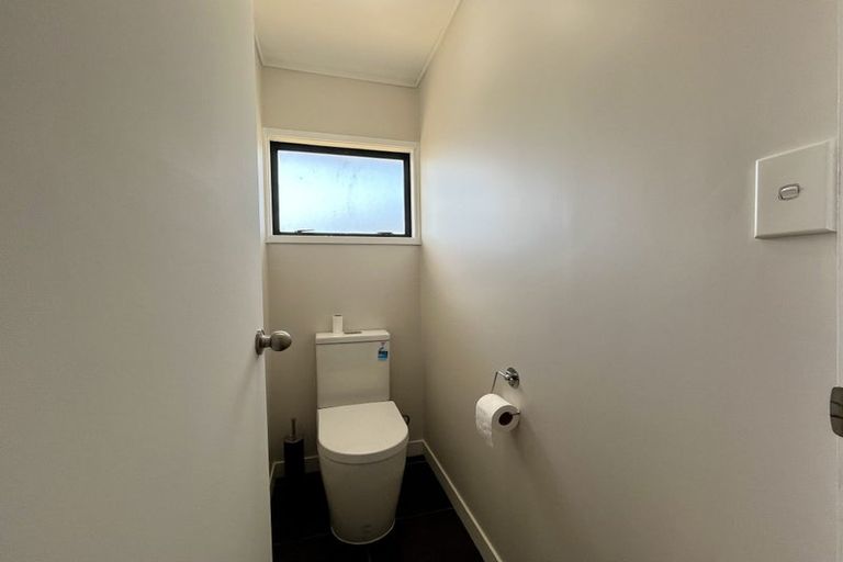 Photo of property in 2/2 Sevilla Place, Unsworth Heights, Auckland, 0632
