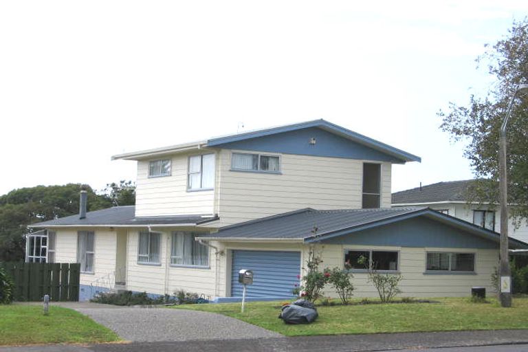Photo of property in 21 Lydford Place, Glendene, Auckland, 0602