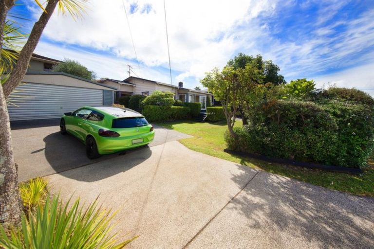 Photo of property in 1/8 Orchard Road, Waiake, Auckland, 0630