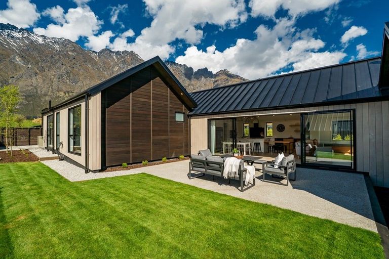 Photo of property in 19 Falconer Rise, Jacks Point, Queenstown, 9371