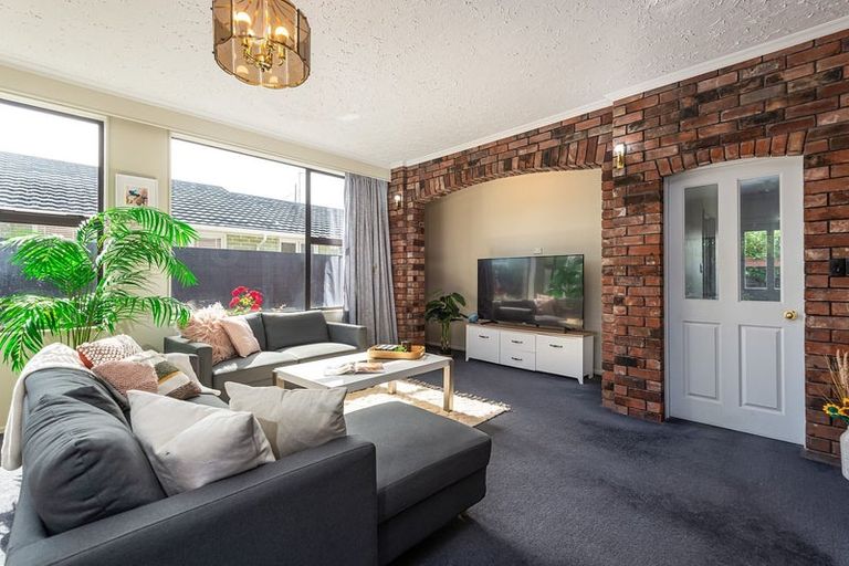 Photo of property in 327 Avonhead Road, Avonhead, Christchurch, 8042