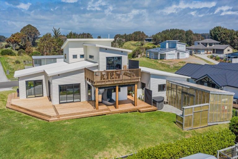 Photo of property in 22 Taonui Street, Waitarere Beach, Levin, 5510