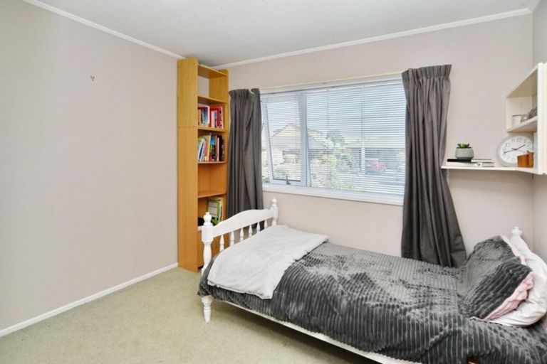 Photo of property in 21 Honeysuckle Place, Northcote, Christchurch, 8052