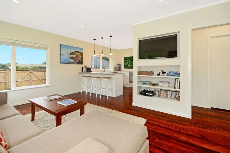 Photo of property in 1/43 Tramway Road, Beach Haven, Auckland, 0626