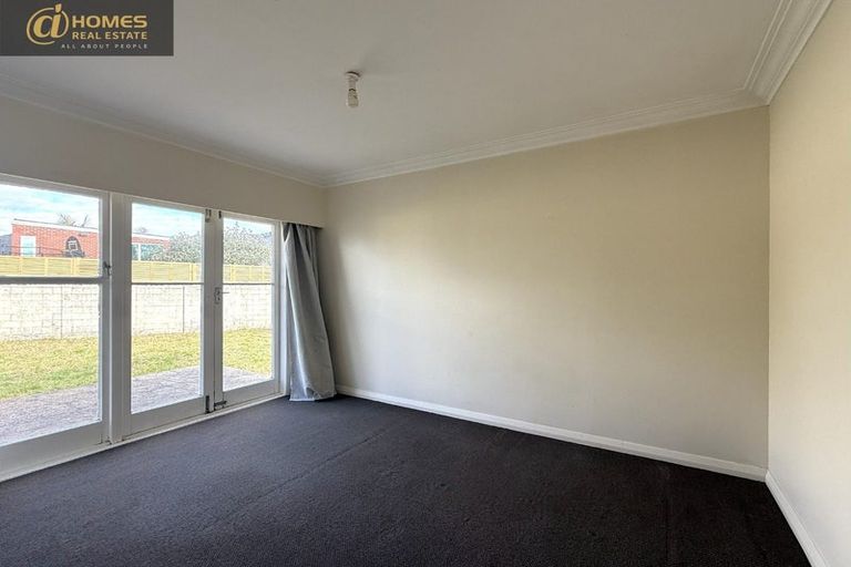 Photo of property in 6 Glenvil Lane, Te Atatu Peninsula, Auckland, 0610
