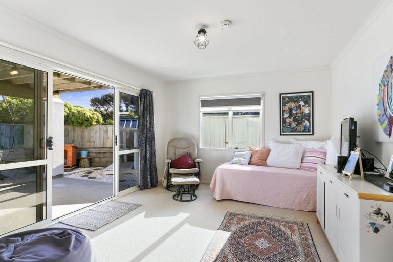 Photo of property in 8 Bennett Grove, Newlands, Wellington, 6037