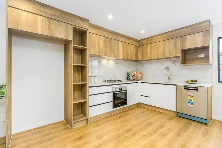 Photo of property in 8/6 Woodhouse Place, West Harbour, Auckland, 0618