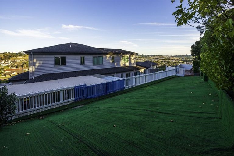 Photo of property in 28 Leburn Crescent, Flat Bush, Auckland, 2016