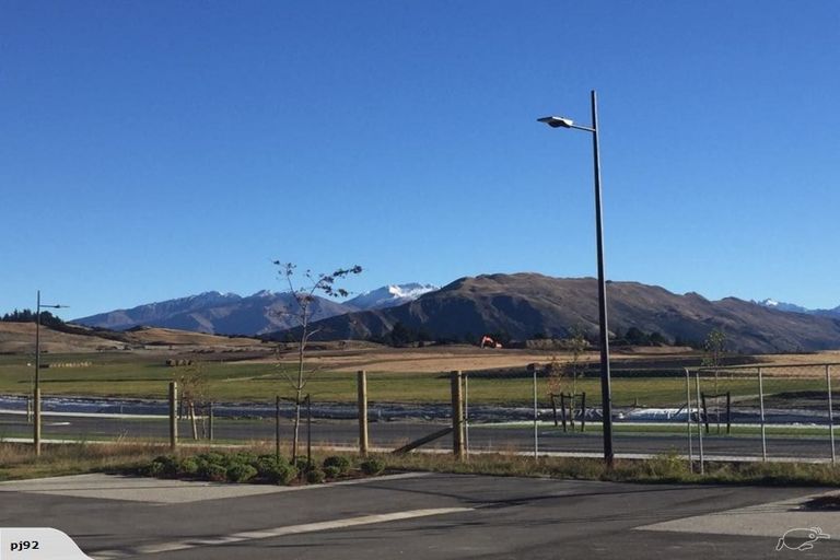 Photo of property in 6 Matakanui Lane, Wanaka, 9305