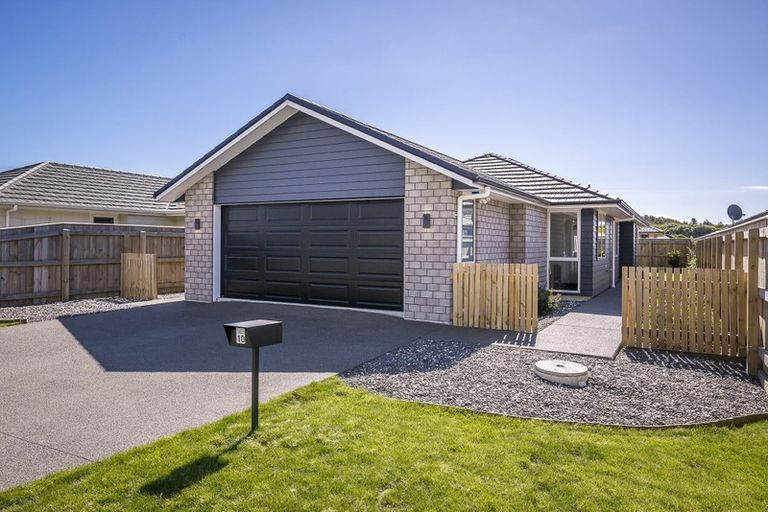 Photo of property in 10 Tapuhikura Street, Waikanae, 5036