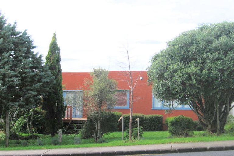 Photo of property in 1/82 Lincoln Park Avenue, Massey, Auckland, 0614