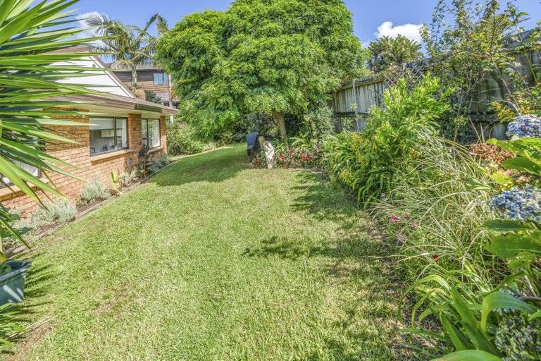 Photo of property in 1/1 Pickwick Parade, Mellons Bay, Auckland, 2014