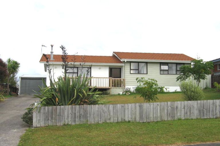 Photo of property in 12 Foyle Place, Glendene, Auckland, 0602