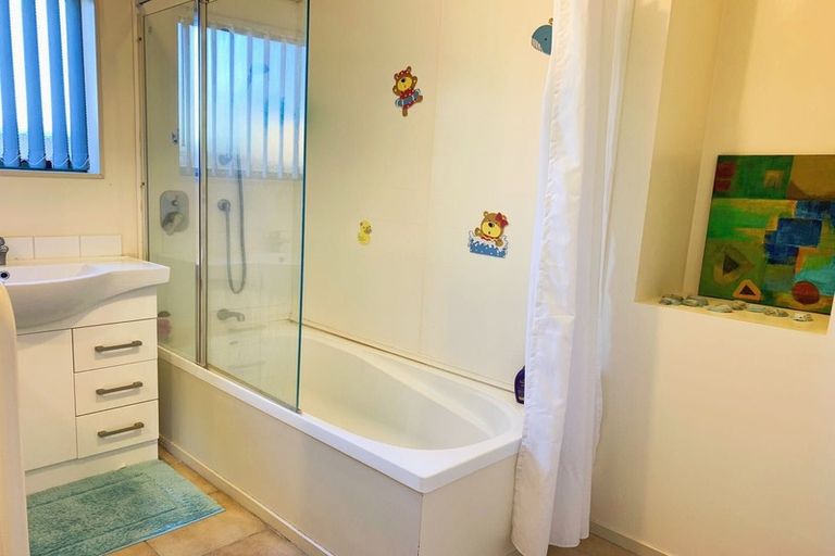 Photo of property in 72a Hepburn Road, Glendene, Auckland, 0602