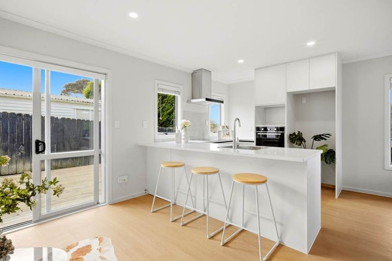 Photo of property in 12 Quincey Place, Massey, Auckland, 0614