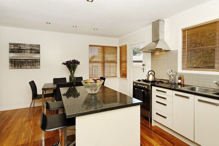 Photo of property in 17 Sheridan Drive, New Lynn, Auckland, 0600