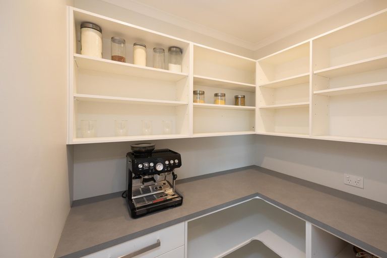 Photo of property in 6 Atlantic Drive, Fitzherbert, Palmerston North, 4410