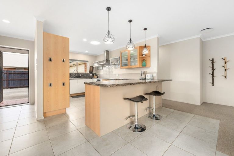 Photo of property in 11 Chestnut Close, Kelvin Grove, Palmerston North, 4414