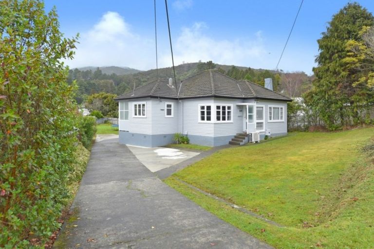 Photo of property in 4 Kopara Grove, Stokes Valley, Lower Hutt, 5019