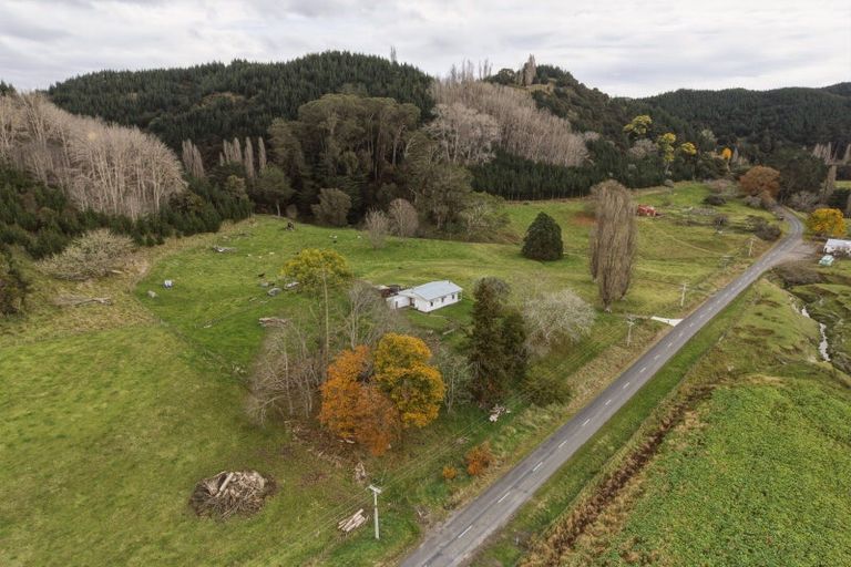 Photo of property in 921 Ongo Road, Hunterville, 4782