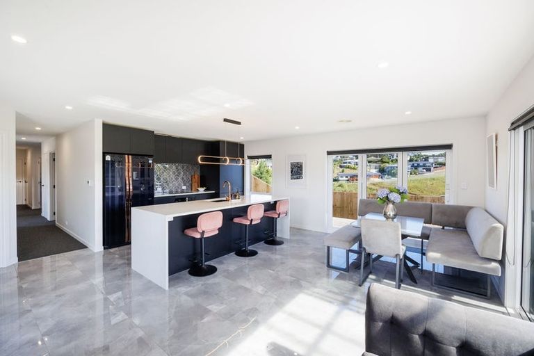 Photo of property in 37 Vaucluse Heights, Fitzherbert, Palmerston North, 4410