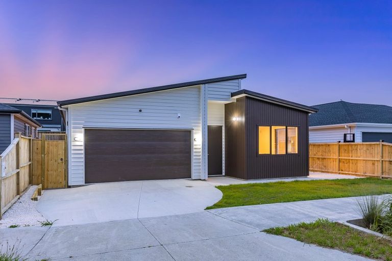 Photo of property in 7 Ropere Street, Kumeu, 0810