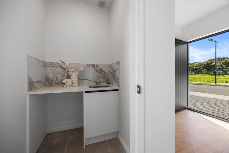 Photo of property in 32 Taipahitini Road, Rosehill, 2113