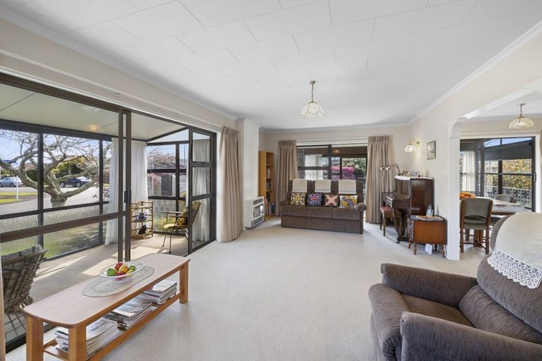 Photo of property in 1 Hunter Place, Merrilands, New Plymouth, 4312