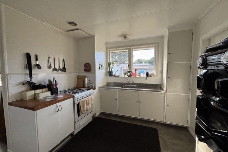 Photo of property in 35 Grenville Street, Marfell, New Plymouth, 4310