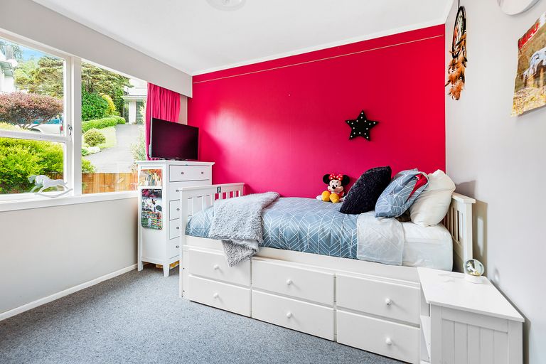 Photo of property in 8 Wilmshurst Place, Tawa, Wellington, 5028