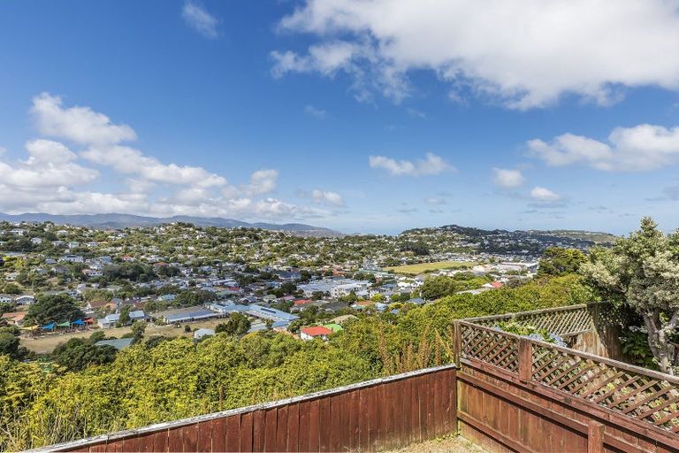 Photo of property in 4 Aramoana Place, Maupuia, Wellington, 6022