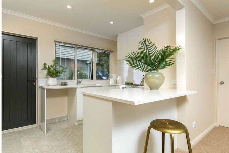 Photo of property in 4a Viridian Lane, Greenhithe, Auckland, 0632