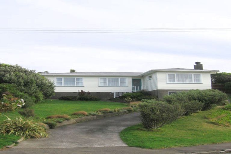 Photo of property in 9 Brooker Grove, Newlands, Wellington, 6037