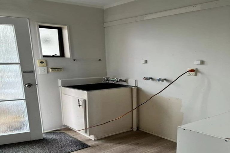 Photo of property in 21 Colwill Road, Massey, Auckland, 0614