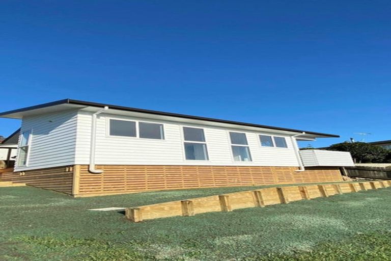 Photo of property in 30 Albatross Road, Red Beach, 0932